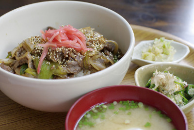 日本牛肉米饭，日式料理套餐