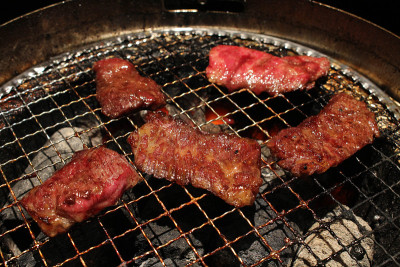 日本yakiniku(意思是烤肉或烧烤)餐厅供应的食物