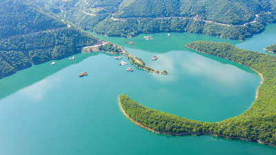 瓦查大坝周围的青山鸟瞰图。