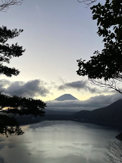 富士山在元津湖上的日出