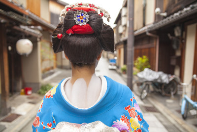 背后的艺妓