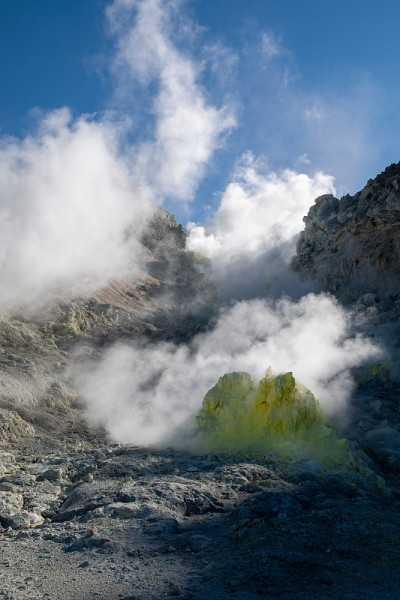 日本北海道铁贺，硫磺山，火山烟雾升起的秋天