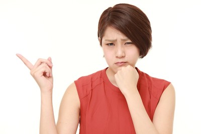 年轻的日本女子怀疑