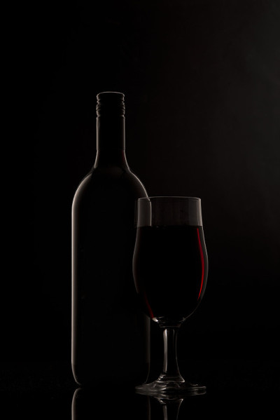 一瓶和一杯优雅的红酒