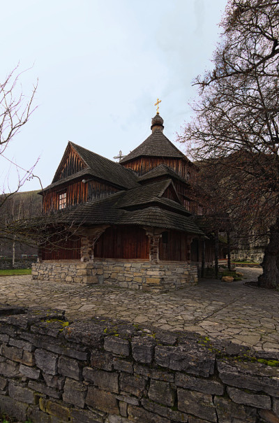 乌克兰Kamianets-Podilskyi古代木制十字架教堂的广角景观。基督教正教