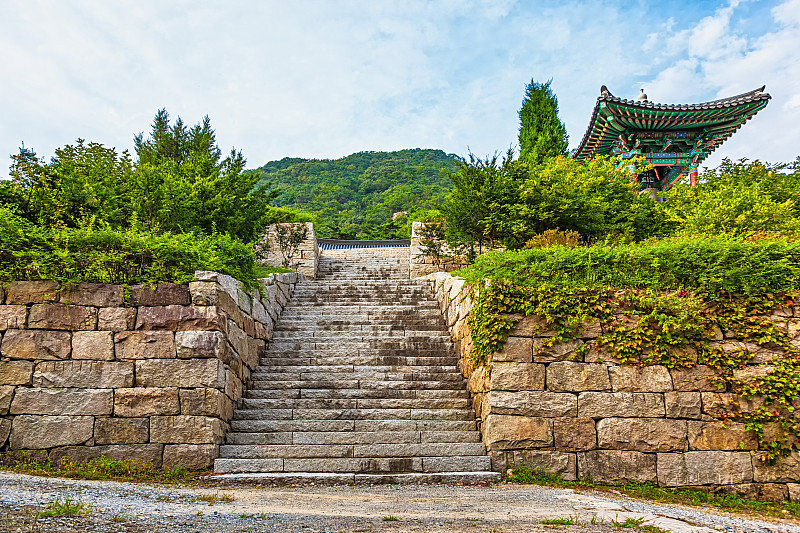 通往寺院的石墙有楼梯