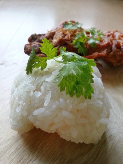 泰式白香菜糯米饭配炸鸡