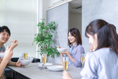 年轻的男男女女在祝酒