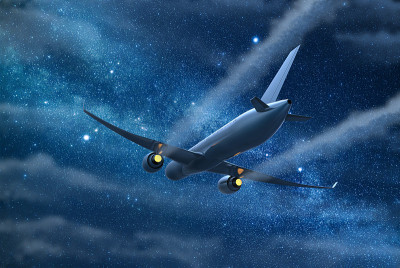 飞机在夜空中飞行。