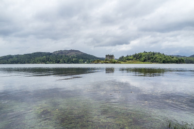 城堡Tioram -一个废弃的城堡在一个潮汐岛上的Moidart, Lochaber，高地，苏格兰