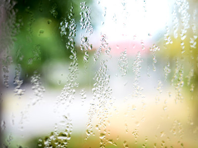 水滴在玻璃杯上