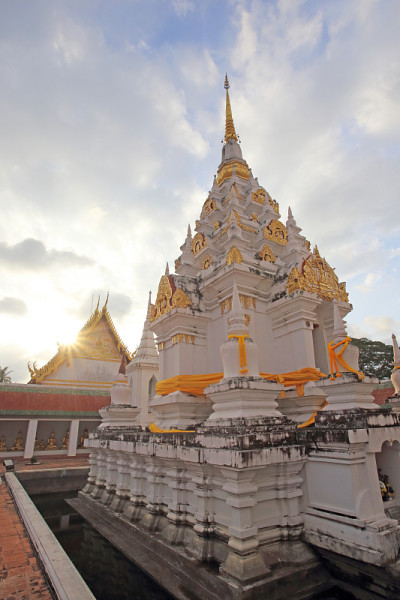泰国Suratthani chaiya寺的白塔