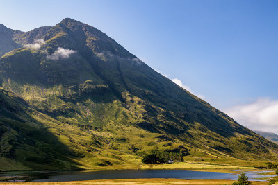在苏格兰高地美丽的格伦科山谷，云朵悬挂在山峰上