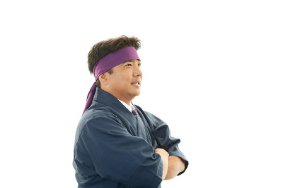 一个厨师双臂交叉的肖像