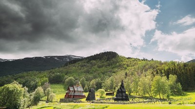 Borgund,挪威。著名的地标斯塔夫柯克一座古老的木制三柱中殿教堂。灿烂的夏日阳光照耀着古老古老的