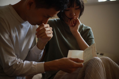 一对夫妇一边看存折一边着急