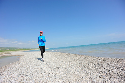 跑步运动员在海边跑步