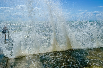 黑海上溅起的浪花。