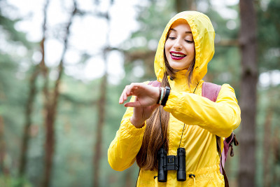 在森林里徒步旅行的女人