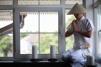穿着和服的亚洲男孩在读一本旧书