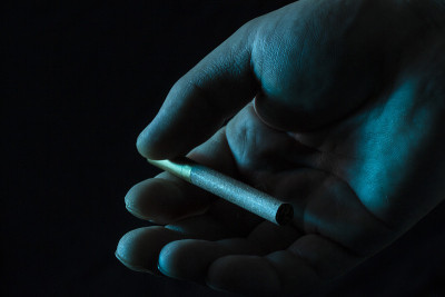 黑色背景上拿着香烟