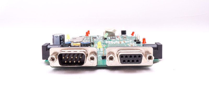 串口和白色背景的绿色PCB电路