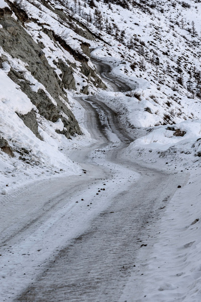 山路雪冬天弯道