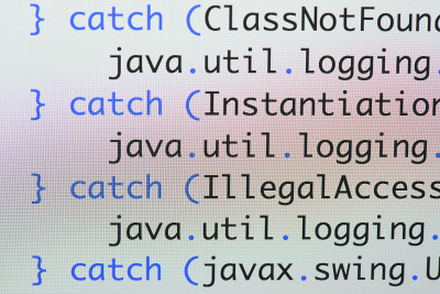 真正的Java代码开发屏幕。编程工作流抽象算法概念。Java代码行在放大镜头下可见，具有运动效果