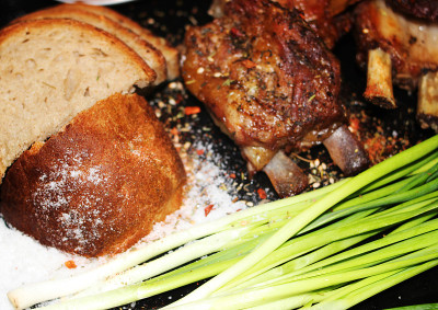 用香料炸骨头上的肉