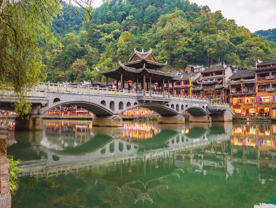 凤凰古城桥与凤凰古城景观