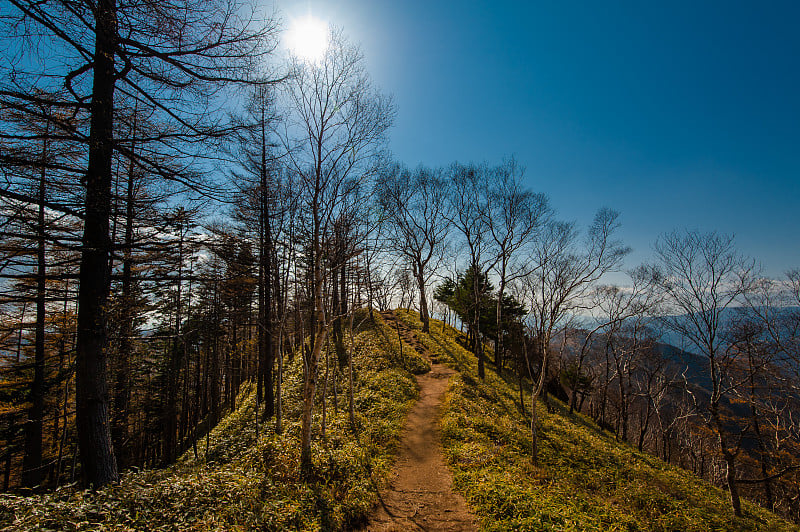 在日本日光的秋季，在美丽的南台山和中禅寺湖徒步旅行