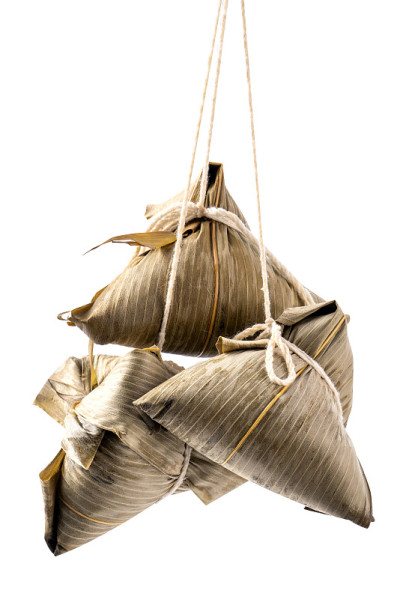 粽子，粽子——端午节著名食品的设计理念，拉近，剪断路径，剪断，孤立在白色的背景上
