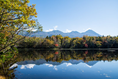 知子五湖(知子五湖)[第三湖]和知子山的秋叶，知子，北海道，日本
