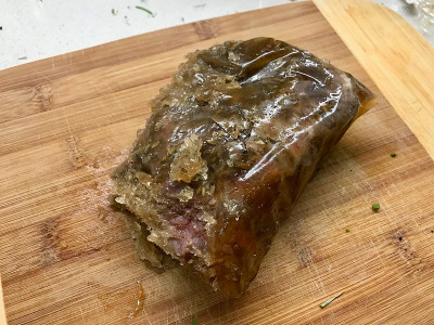 熏肉小牛肉块在木板上。