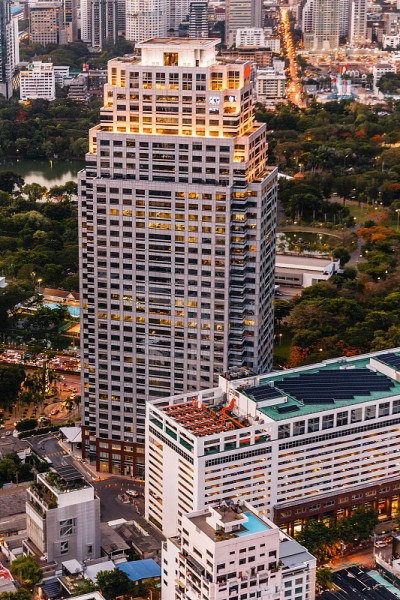 鸟瞰图曼谷现代办公大楼，公寓在曼谷市区的黄昏。有城市和交通灯。