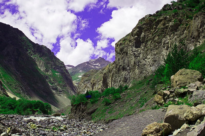 在厄尔布鲁斯附近山谷的山的田园景色