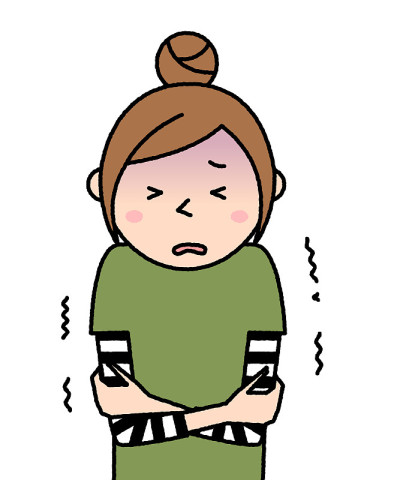 年轻女子感到寒冷