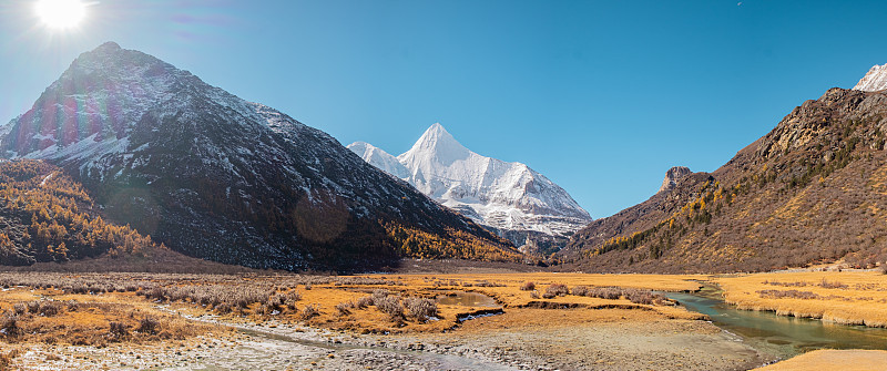 道城县亚丁自然保护区扬麦涌神山下的罗融牧场全景
