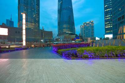 空大理石地板路面与现代建筑背景