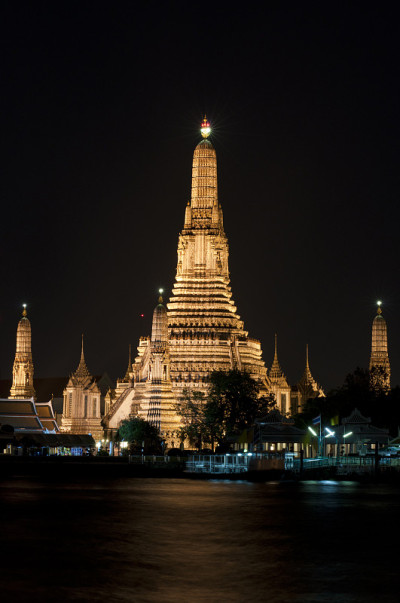 美丽的夜晚在Wat Arun，泰国