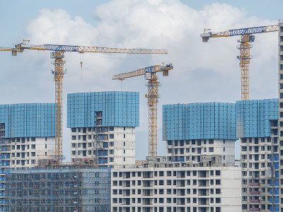 起重机在高层住宅建筑工地工作