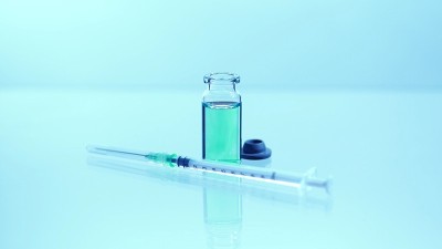 疫苗瓶及无菌针头注射器。新型冠状病毒(COVID - 19)疫苗的医学研究、开发和生产概念。用于制药