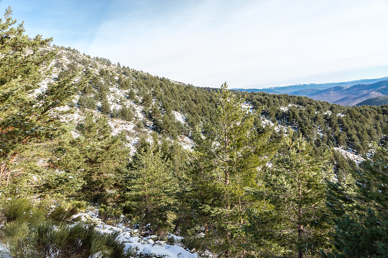 位于马德里瓜达拉马山脉的冰雪覆盖的Lagunas de Peñalara周围