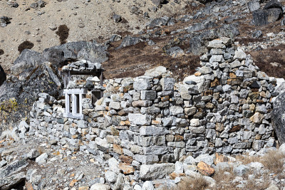 尼泊尔高海拔村庄正在建造的石头建筑