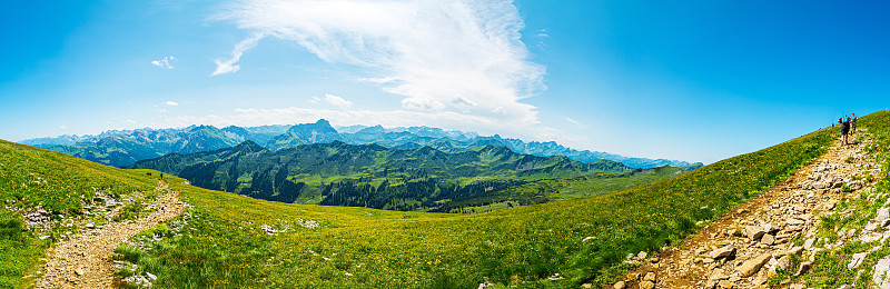 徒步旅行在欧洲阿尔卑斯山，Kleinwalsertal, Vorarlberg，奥地利。