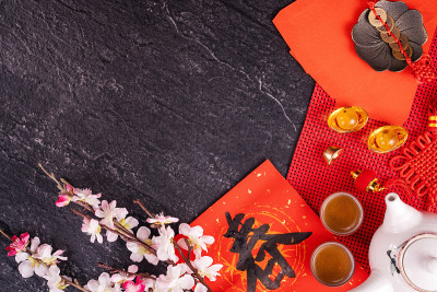 中国农历一月新年的设计理念-节日饰品，红包(ang pow，红包)，俯视图，平铺，头顶上方。“春”这