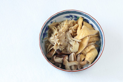 炖蘑菇和油炸豆腐