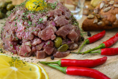 鞑靼牛肉配腌酸豆和洋葱