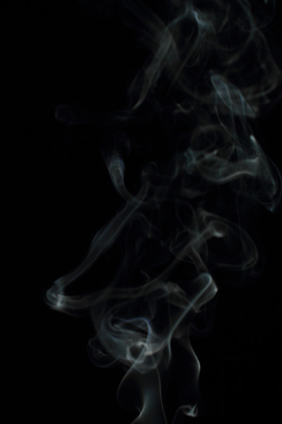 黑色背景上的白色烟雾纹理