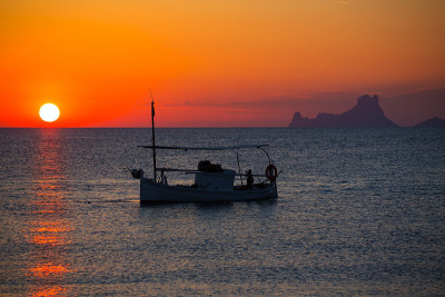 从formentera岛看伊比沙岛的日落